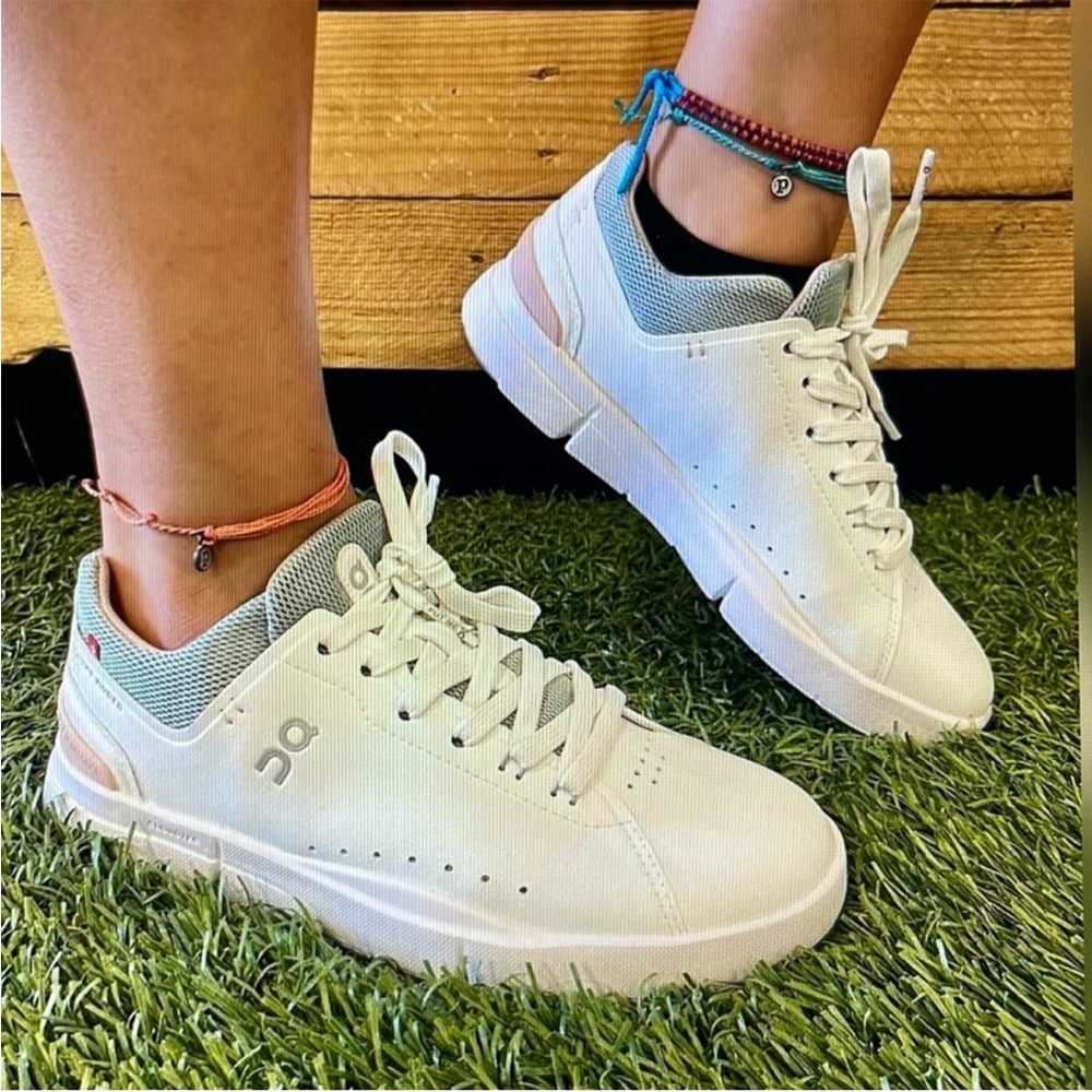 ON The Roger Sneaker sz 9